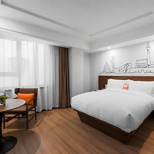 Standard Queen Room without View